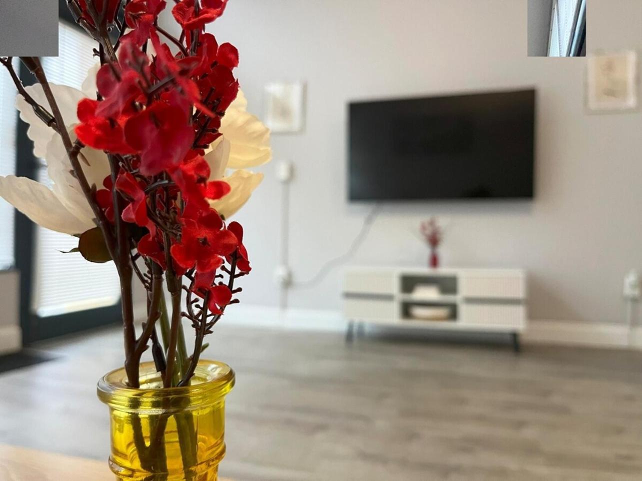 Local Modern Getaway - Ground Floor Apartment Cleveland Bagian luar foto